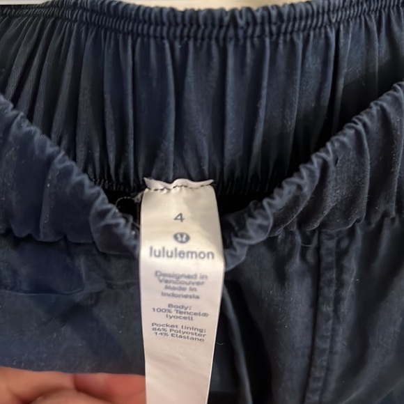Navy Lululemon size 4 pant - Picture 4 of 4